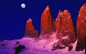 Луна над скалами