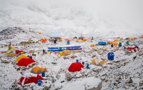 Разноцветные палатки в горах