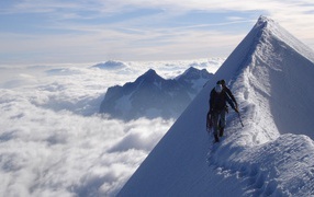 Люди идут на вершину горы