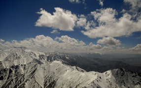 Снежные вершины гор