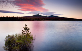 Белая гора за озером