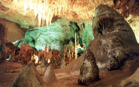 Сталактиты в пещере