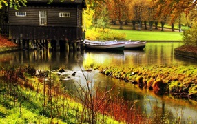 Лодки и домик у причала