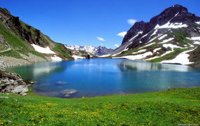 Чистая озерная вода