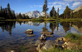 Прозрачная вода в озере