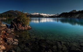 Кристально чистое озеро