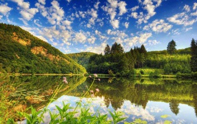 Озеро среди лесистых холмов