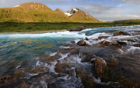 Пейзаж с бурной рекой