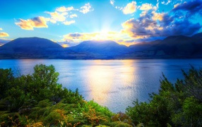 Закат над озером