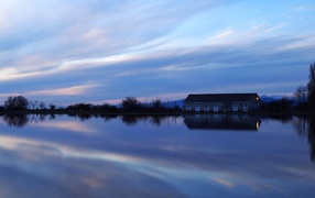 Дом на берегу озера