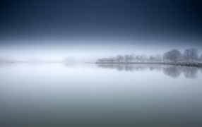 Берег озера в тумане