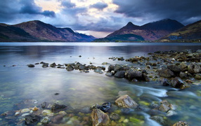 Каменистый берег озера