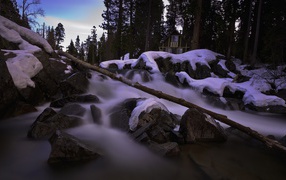 Дом у горной реки