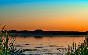 Красочный закат над озером