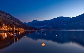 Тихая вода среди гор