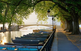 Парк на берегу реки