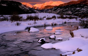 Снег на горной реке
