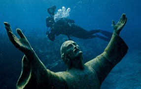 	   Statue at the bottom of the sea