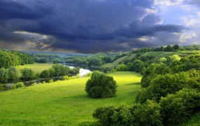 Тучи над весенней рекой