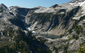 Талый снег на озере