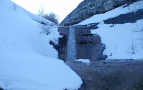 Талый снег на водопаде