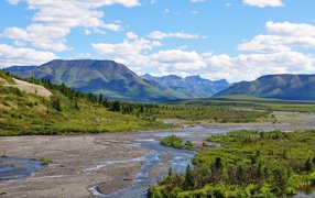 Весенний ручей в горах