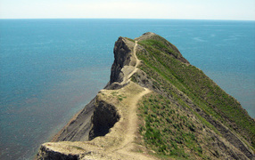 Весенняя гора на фоне моря