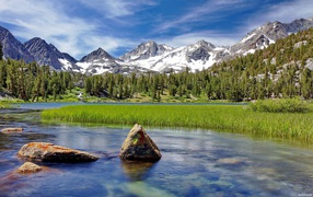 Весенние горы солнечным днем