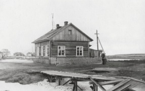 Талый снег возле дома