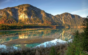 Талый снег весной в горах