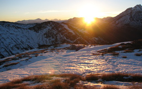 Талый снег под солнцем