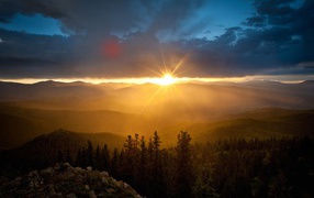 Весенний закат солнца