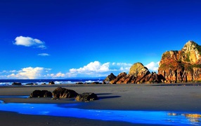 Скалы на берегу моря летом