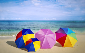 Летние зонтики на пляже