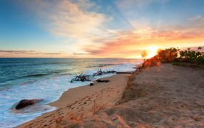 Яркий закат на острове