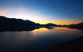 Закат над озером