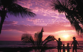 Люди провожают солнце