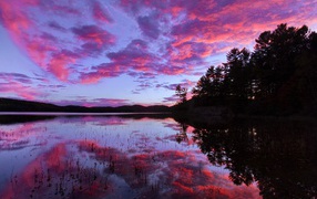 Розовый закат над озером