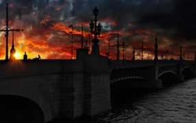 Красный закат за мостом