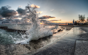 Всплеск волны перед закатом