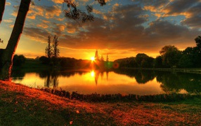 Закат у лесного озера