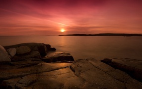 Закат на каменном берегу