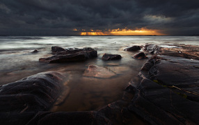 Свет солнца за черными тучами