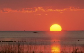 Солнце садится в океан