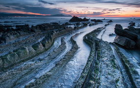 Закат на скалистом берегу