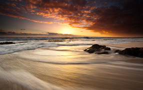 Закат на теплом море