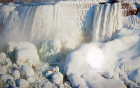 Замерзший Ниагарский водопад