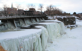 Замерзший водопад Ридо