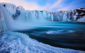 Замерзший водопад и голубая лагуна