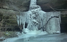 Замерзший водопад в Молдавии